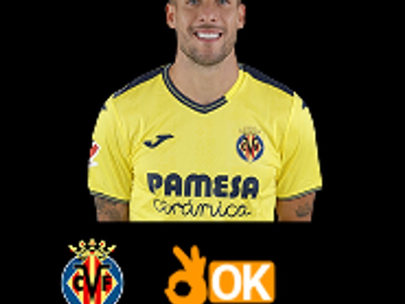 Người đang phân tích dữ liệu trận đấu trên máy tính